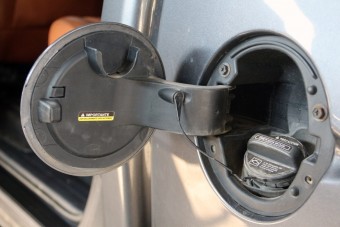 A britek tíz év múlva betiltják a benzines autókat