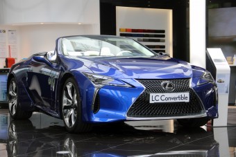 Szívómotor a csúcson: V8, 464 lóerő, 45 millió forint