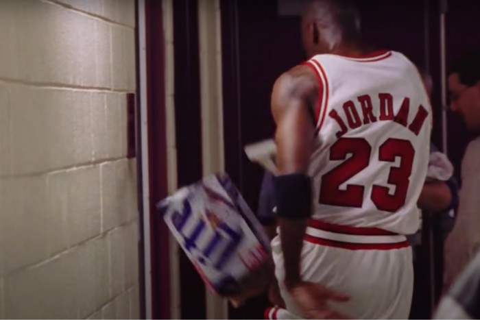 Hatalmas összegért kelt el Michael Jordan első szerződésének másolata