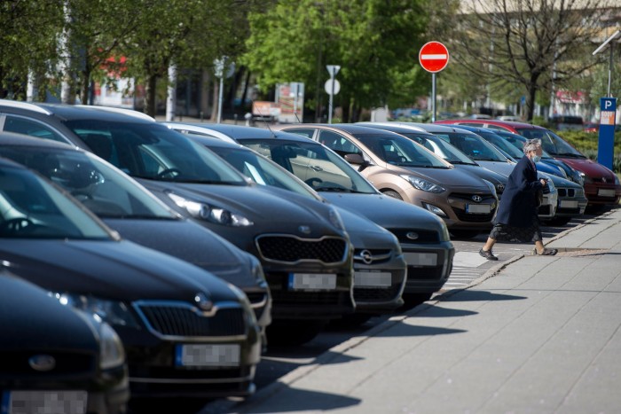 „Káosz uralkodik” – visszakérik a városok a fizetős parkolást 1 „Káosz uralkodik” – visszakérik a városok a fizetős parkolást 1