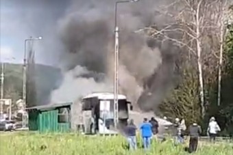 Akár egy űrsikló fellövésénél, úgy lángolt egy busz Nádújfalunál
