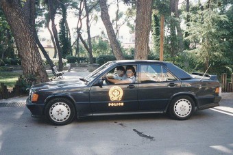 A görög rendőrök ezekkel a penge verdákkal harcoltak az illegális versenyzők ellen