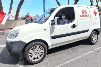 F1: Leclerc a Vöröskeresztnél dolgozik