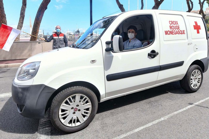 F1: Leclerc a Vöröskeresztnél dolgozik