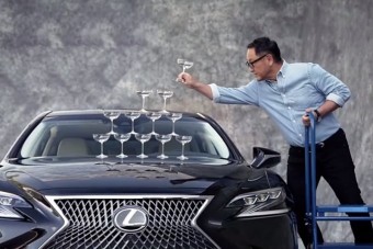 Az új Lexus LS is tudja az ikonikus poharas trükköt