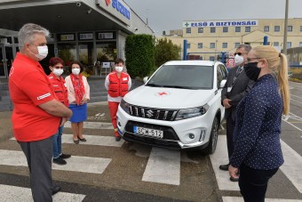 Autót ajánlott fel a Magyar Vöröskeresztnek a Suzuki