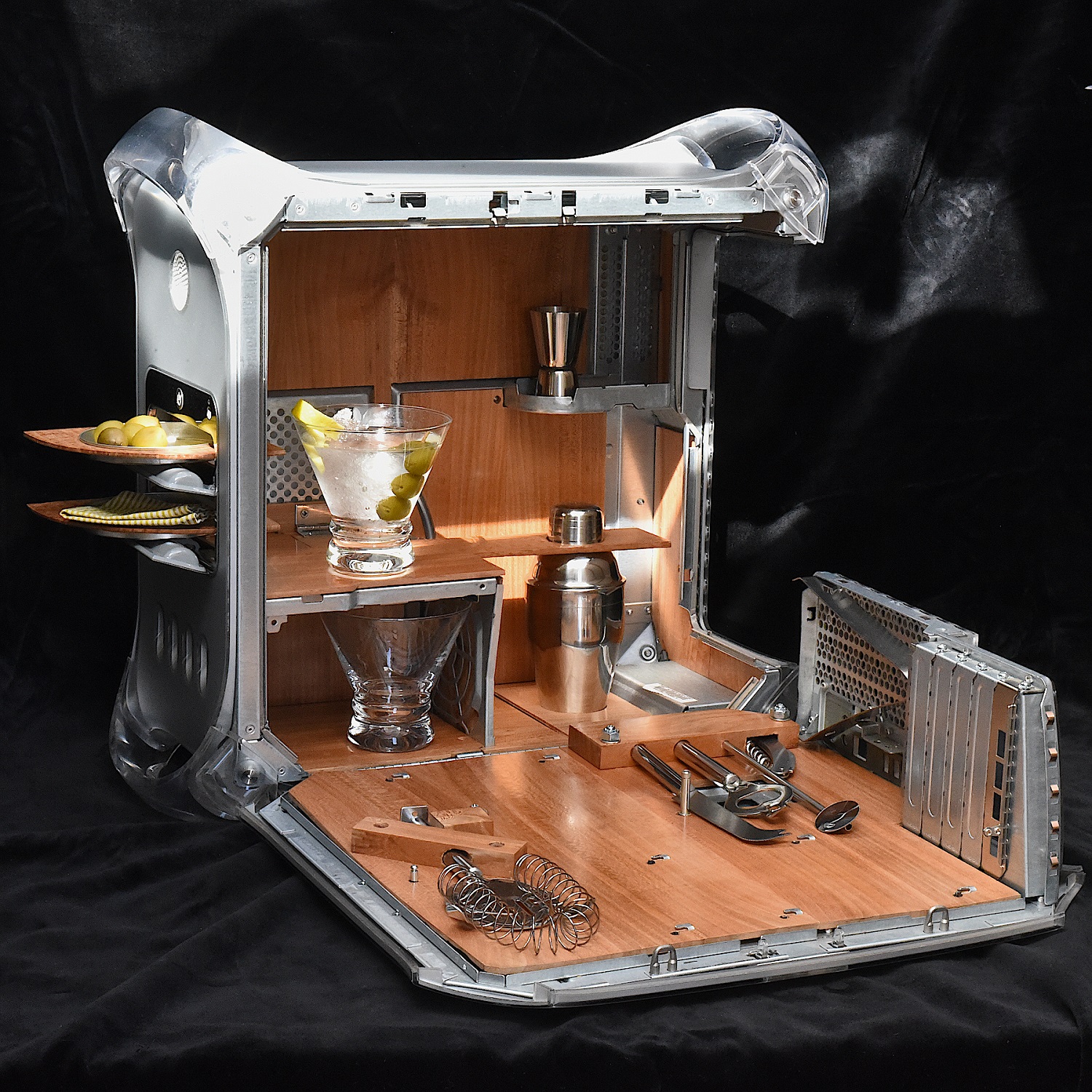 Menő koktélpulttá alakították a régi Apple PC-t 2