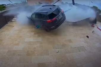 Jézust utánozta le a toyotás, amikor nagy sebességgel megindult a medence felé