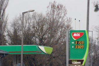 Mégsem zárnak be a Mol-kutak