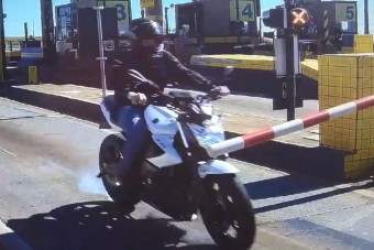 Meg akarta spórolni az útdíjat, a karma csúnyán közbeszolt