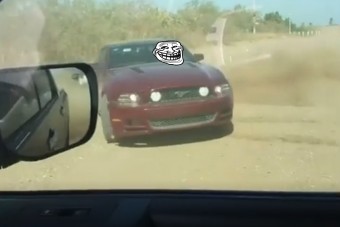 Valamit nagyon elfelejtett ez a mustangos, amikor fánkot rajzolt a kavicsban