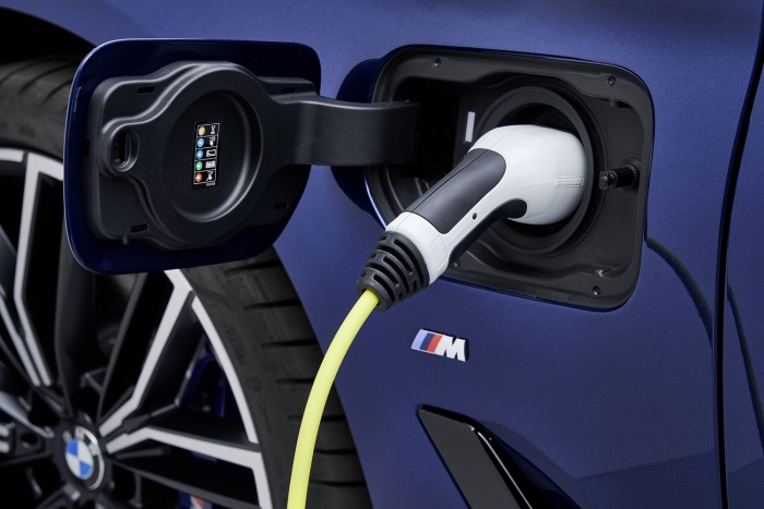 Több hibrid és több kütyü van a frissített BMW 5-ösben 8