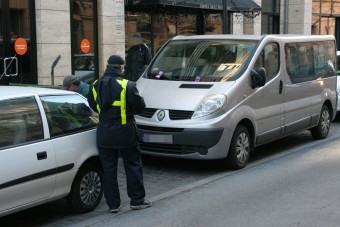 Megütöttek egy parkolóőrt Budapesten, a polgármester is megszólalt az ügyben 