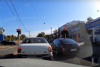 A pofátlan mercis csúnyán beugratta a mellette álló autóst a Béke úton