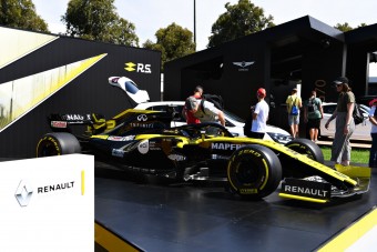 Újabb milliárdos apuka venne Forma-1-es csapatot