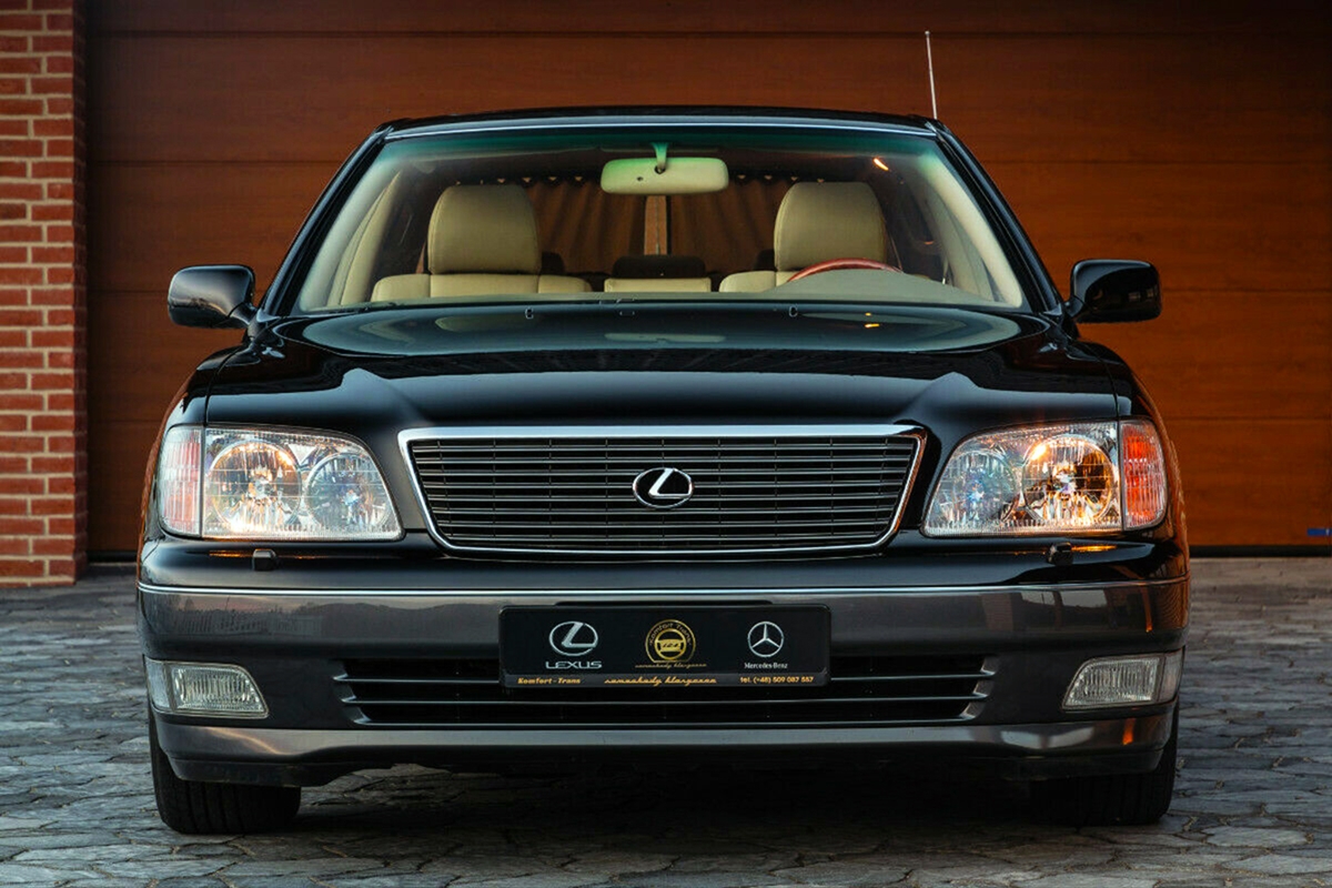 A 90-es évek luxusát adja a hosszított Lexus LS400 10