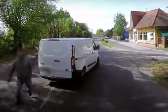 Kisbabája mellett ment át ámokfutóba egy furgonos a 2-es úton