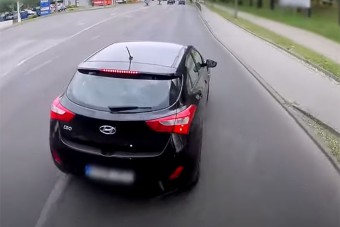 Busz előtt büntetőfékezett a pesti autós, aztán egy kutyára fogta az egészet