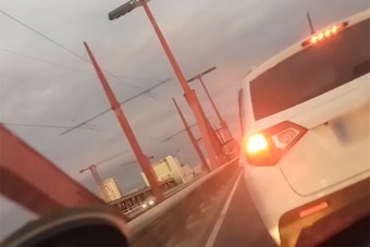 67 éves autós büntetőfékezett a Rákóczi hídon, már nincs jogsija