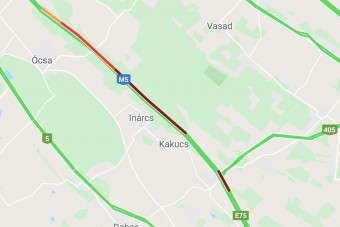 Dupla baleset, több km-es sor áll az M5-ösön