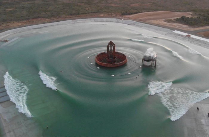 A világ legnagyobb hullámmedencéje a szörfösök paradicsoma 1 | Vezess A világ legnagyobb hullámmedencéje a szörfösök paradicsoma 1