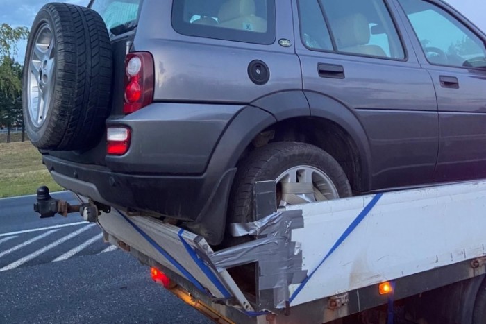 Újabb nagy rendőri fogás: a platóra kötözve és ragasztva szállították a Land Rovert az M1-esen