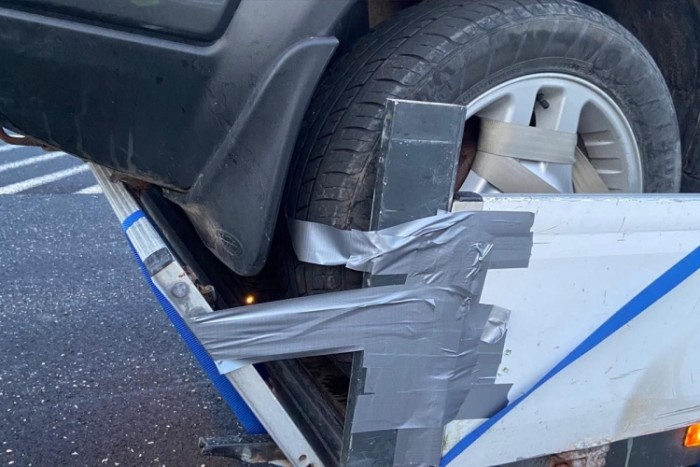 Újabb nagy rendőri fogás: a platóra kötözve és ragasztva szállították a Land Rovert az M1-esen 1