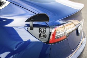 135 ezer autót hív vissza a Tesla