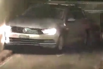 Flippergolyóként pattogott az autó a mélygarázsban