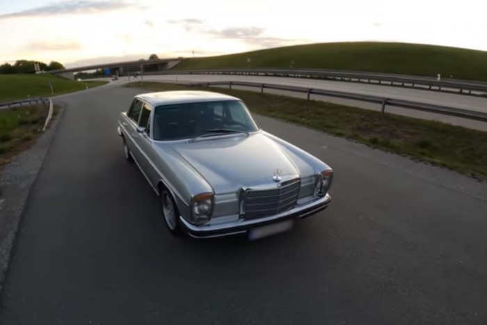 Még mindig büszkén hasít 200-zal a közel 50 éves Merci 1