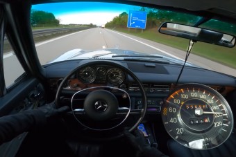 Még mindig büszkén hasít 200-zal a közel 50 éves Merci