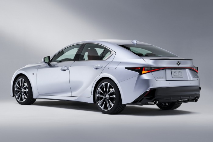 Ugyanaz, mégis jobb a megújult Lexus IS 10