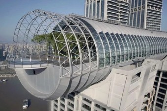 Megnyílt a világ első vízszintes felhőkarcolója