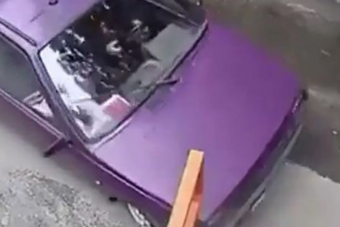 Ez az autós két meccset vívott a sorompó ellen, de egyszer sem nyert