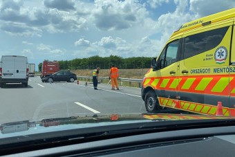 Az M2-esen is összement két autó, fotókon a baleset