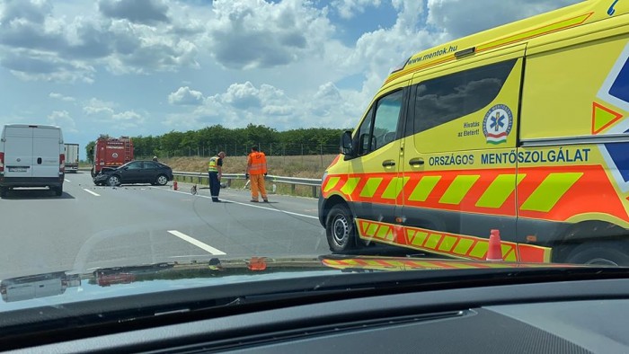 Az M2-esen is összement két autó, fotókon a baleset 3