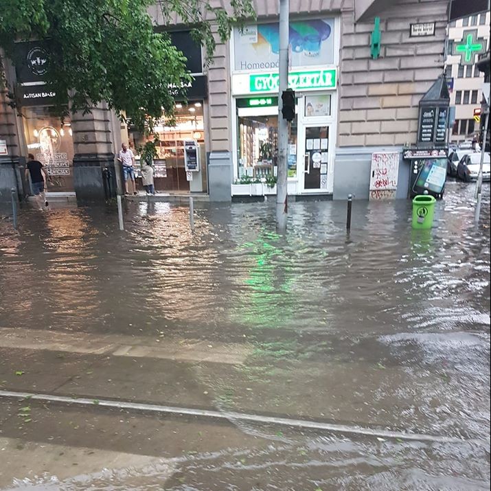 Tengelyig ért a víz Budapest egyes pontjain a vihar után 3 Tengelyig ért a víz Budapest egyes pontjain a vihar után 3