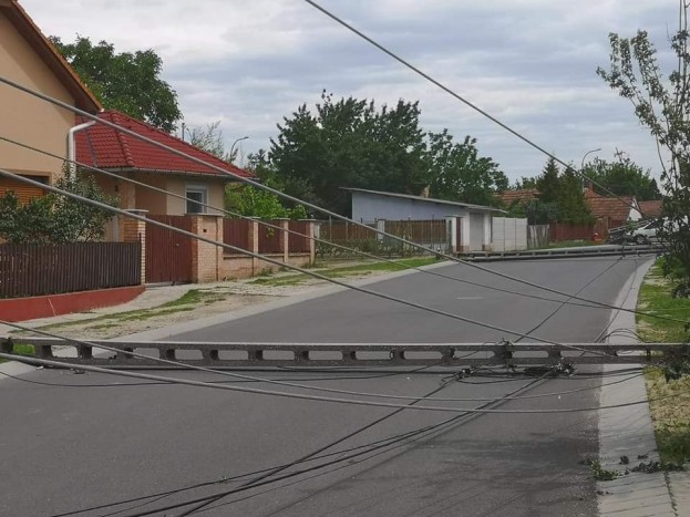 Egyetlen autó 7 villanyoszlopot döntött ki Veresegyházon 1