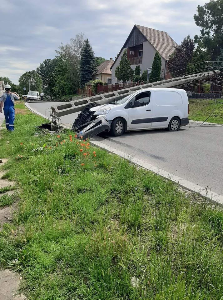 Egyetlen autó 7 villanyoszlopot döntött ki Veresegyházon 3