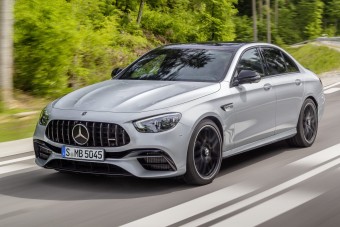 Megújult a Mercedes nagy sportszedánja (és -kombija)