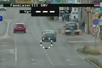 146-tal száguldott a városban, mégse érte el a zöldet