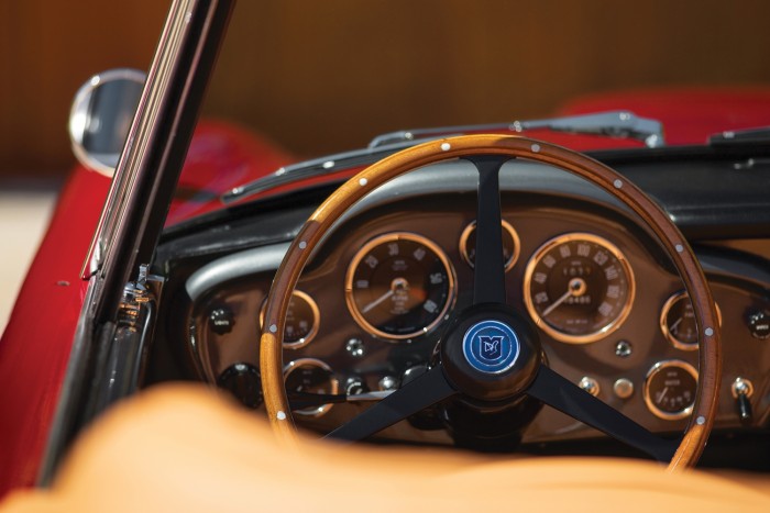 Elképesztően gyönyörű az 1965-ös kabrió Aston Martin 8