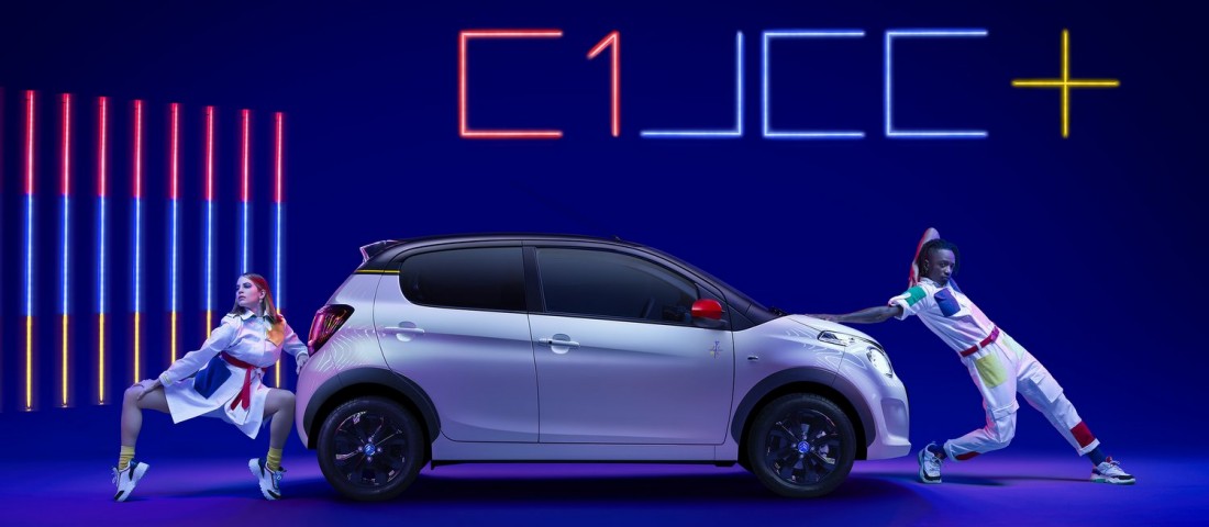 Kisautó pirosban, kékben, sárgában