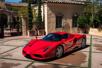 Ez nemcsak egy Ferrari Enzo, hanem egy 800 milliós netes vásárlás