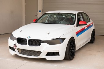 Versenyre kész ez a kicsövezett BMW 328i