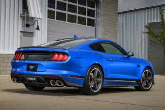 Így száguld egy 480 lóerős vadló