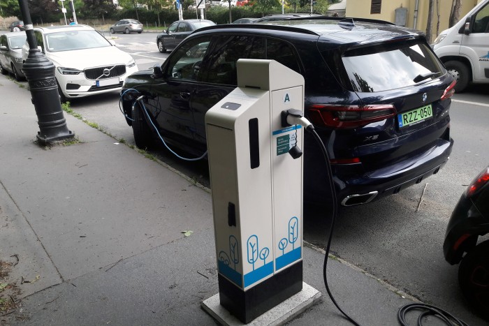 Hibrid a BMW-től: karcolja a 40 milliót, de nem véletlenül 126 Hibrid a BMW-től: karcolja a 40 milliót, de nem véletlenül 126