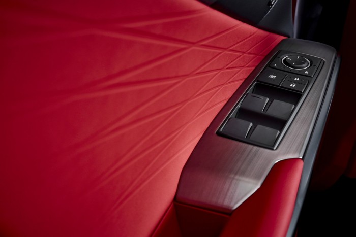 Ugyanaz, mégis jobb a megújult Lexus IS 12