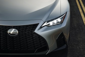 Ugyanaz, mégis jobb a megújult Lexus IS