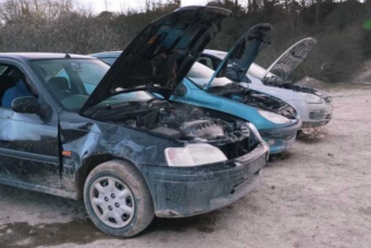 Három autó víz és olaj nélkül padlógázon, melyik bírja tovább?